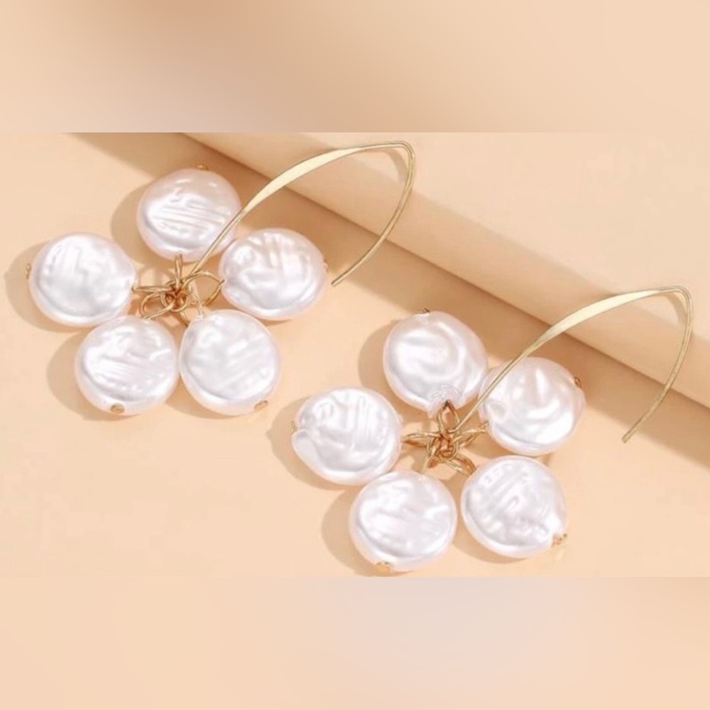 Anthropologie “Freshwater Pearl Disc Cluster” Elongated Open Loop Gold Wire Hoop - Picture 15 of 16